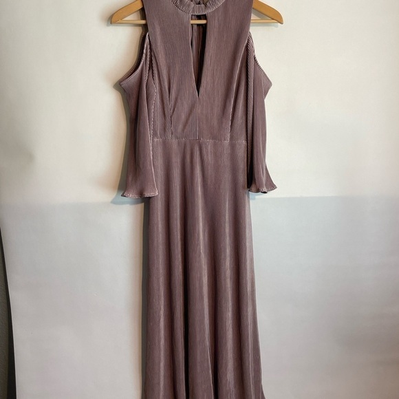 Lush Pleated Cold Shoulder Midi Dress Dusty Purple Lilac Small NWT - Picture 2 of 10